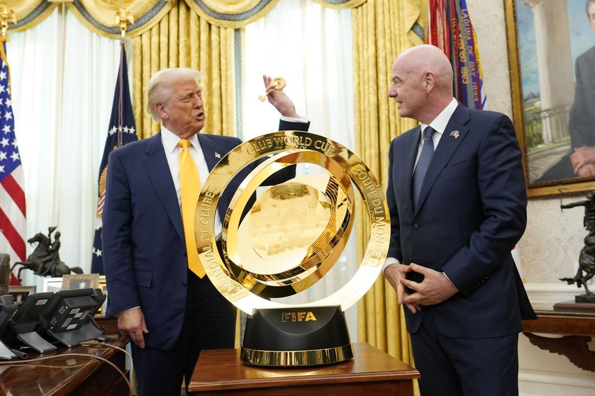 El presidente de la FIFA, Gianni Infantino, y el presidente de los Estados Unidos, Donald J. Trump (I), en su encuentro en la Casa Blanca.