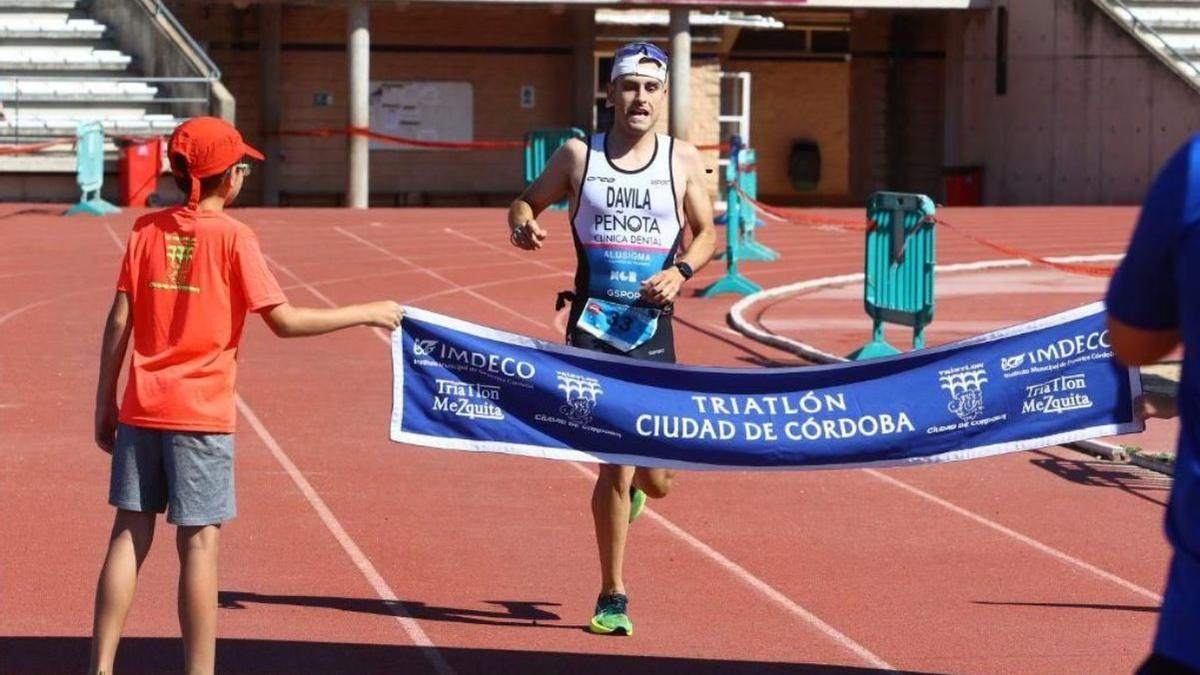José Luis Dávila entra en la meta como ganador de la pasada edición del Triatlón Ciudad de Córdoba.