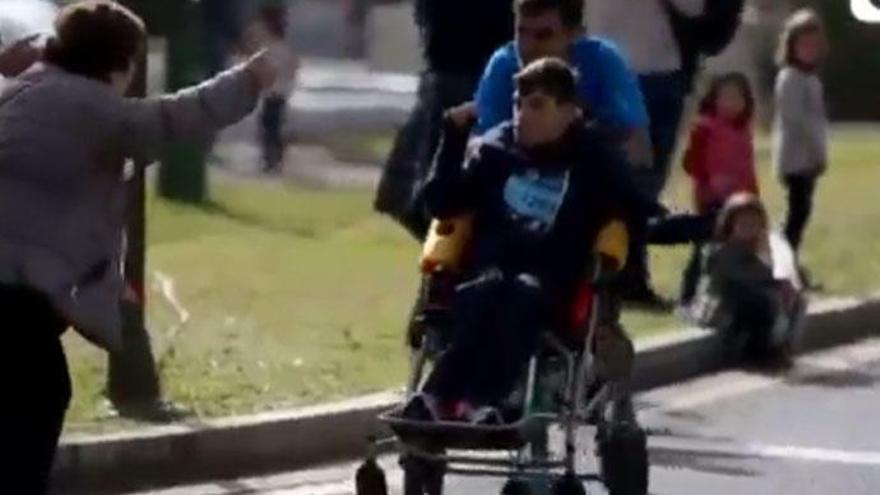 Seis maratones empujando la silla de ruedas de su hijo