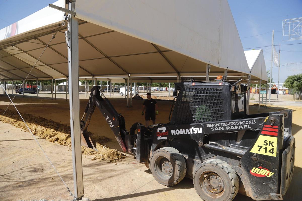 En El Arenal se intensifica el montaje de las casetas en un año en el que los coates vuelven a subir