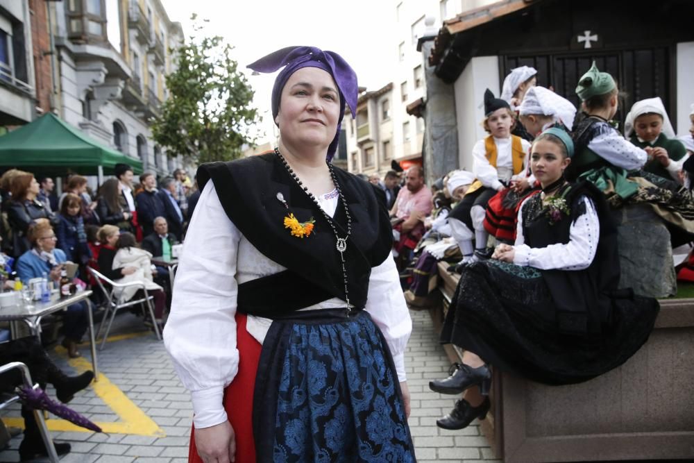 Desfile en Pola de Siero para celebrar los Güevos Pintos