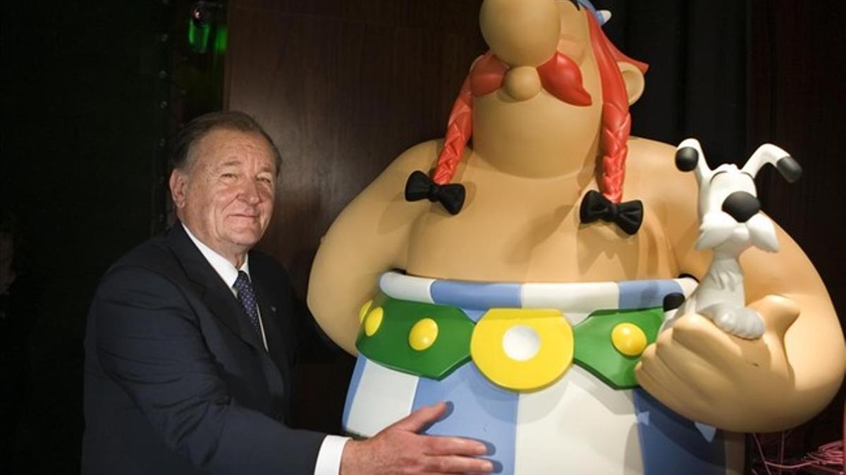 Uderzo posa con una reproducción de los personajes de Obélix e Idéfix, en el 2009.