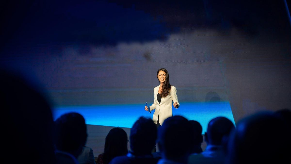 Esmeralda Gómez López en una conferencia.