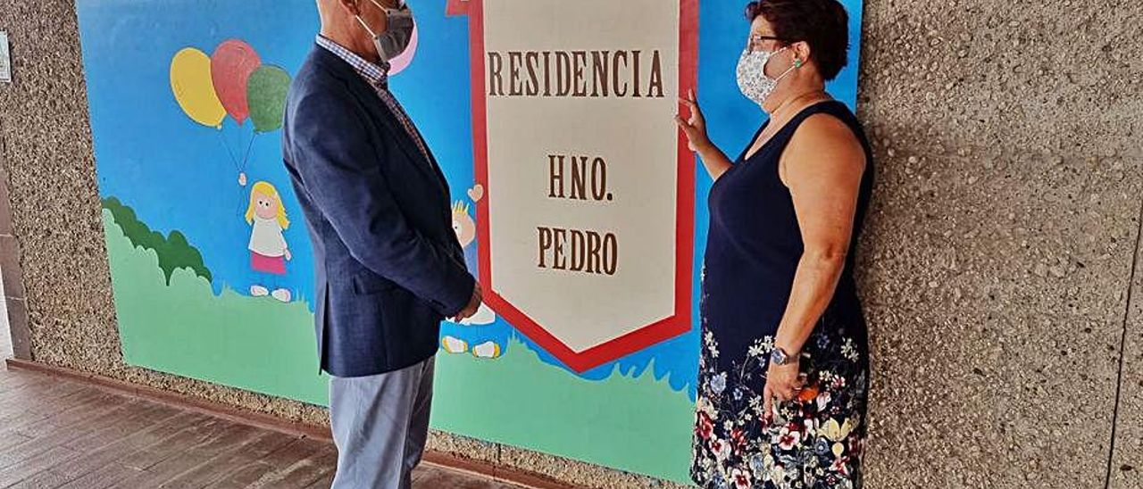 La directora de la residencia Hermano Pedro, con el Diputado del Común.