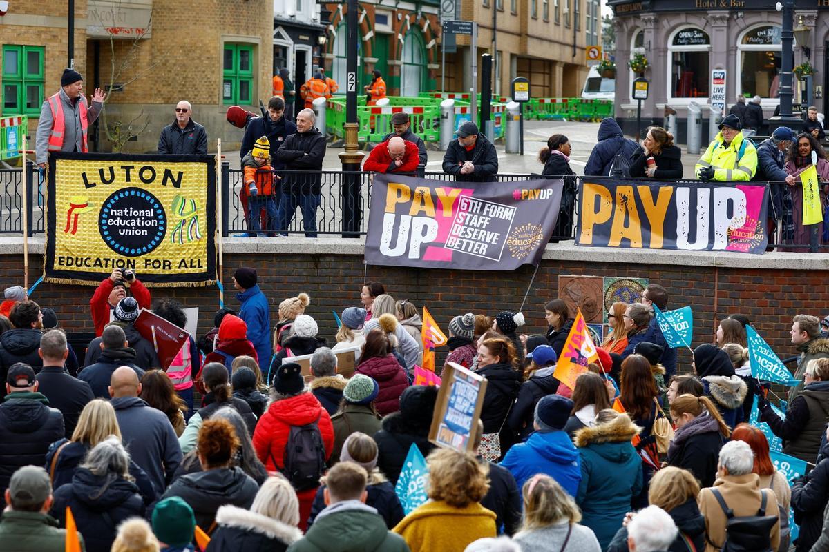 Medio millón de trabajadores en el Reino Unido protagonizan la mayor jornada de huelga en una década. Docentes , funcionarios y ferroviarios participan en los paros para reclamar subidas salariales y mejoras de las condiciones laborales.