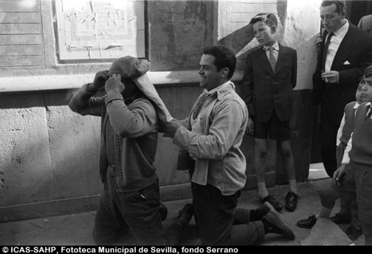 Preparativos para la salida. Hermandad de la Carretería. 1961 Preparativos para la salida. Hermandad de la Carretería. 1961