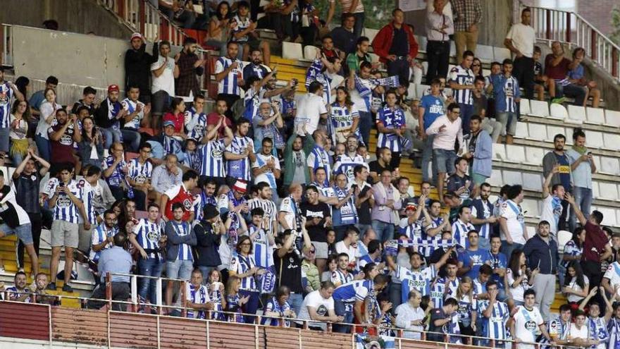 Aficionados deportivistas presentes en Vallecas el lunes.