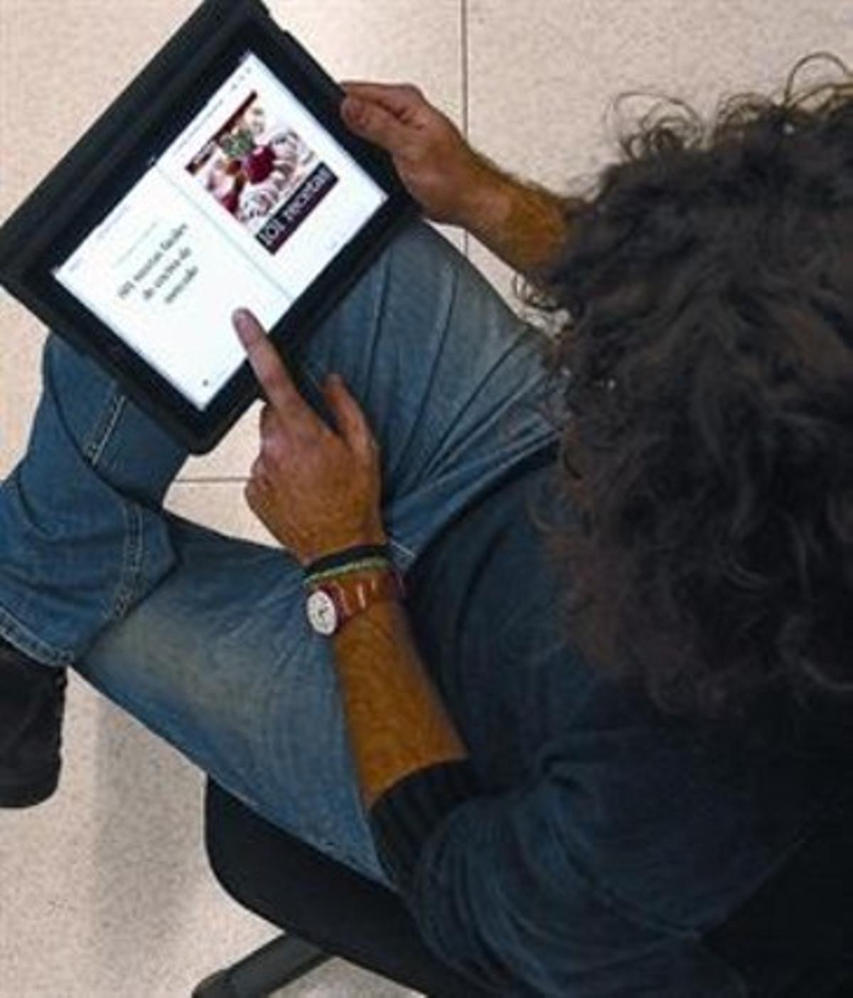 Un lector consulta el llibre electrònic ’101 recetas fáciles...’ en un iPad. Un lector consulta el llibre electrònic ’101 recetas fáciles...’ en un iPad.