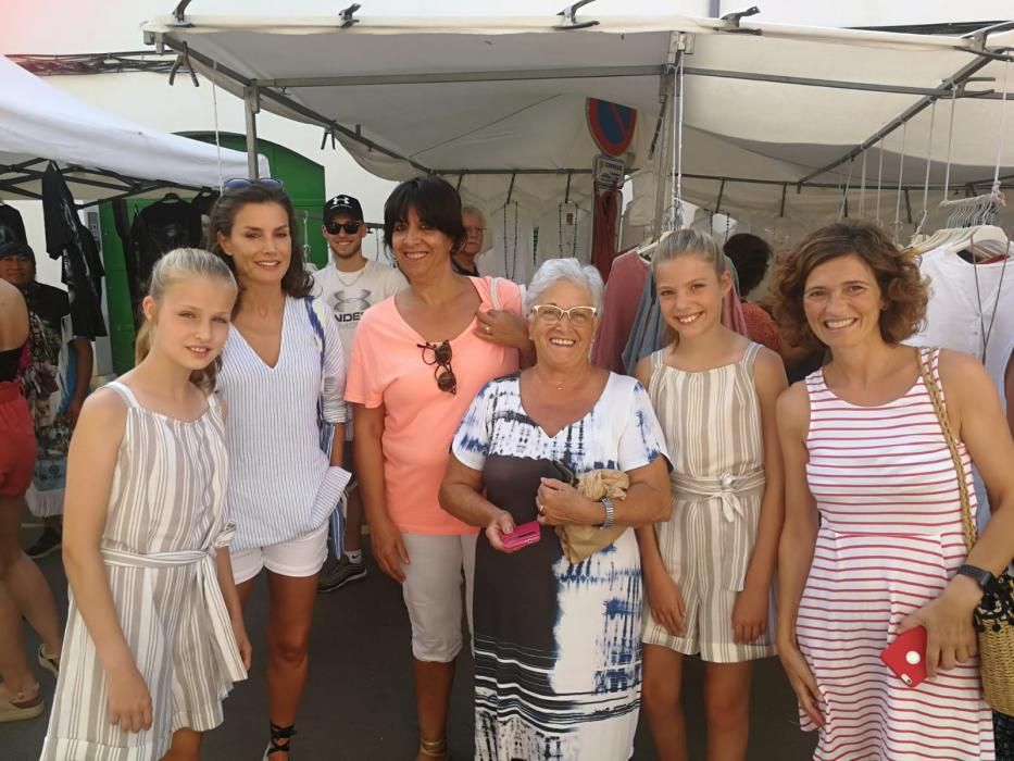 Las reinas Sofía y Letizia, con sus hijas y nietas, visitan el mercado de Pollença