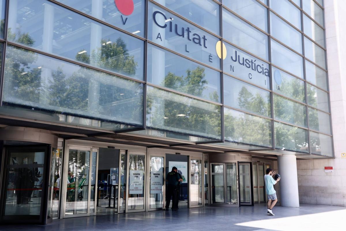 Entrada principal de la Ciudad de la Justicia de Valencia