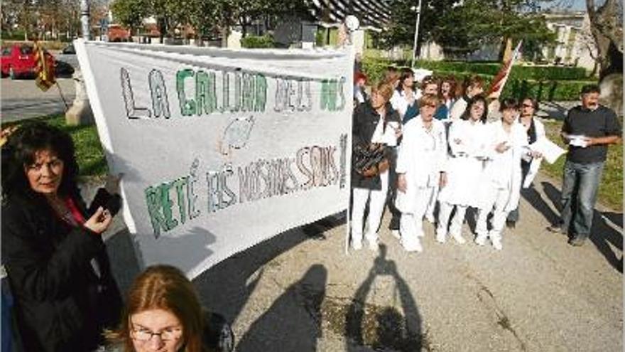 Un grup de treballadors sanitaris es manifesta durant la visita de Boi Ruiz a Girona.