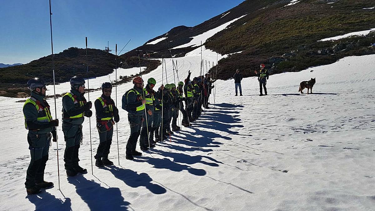 Los guardias del EREIM de Trives, especialistas en rescate en montaña, en Manzaneda.   | // GUARDIA CIVIL