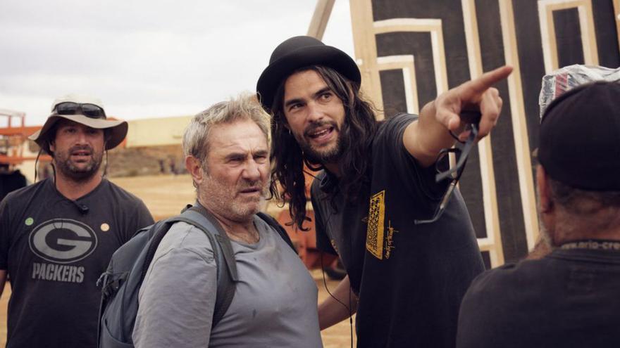 El director de cine Oliver Laxe dando instrucciones al actor Sergi López durante el rodaje de la película «Sirat». | I QUIM VIVES
