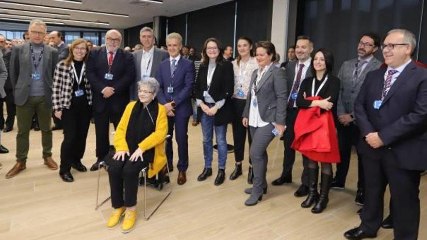 Victoria Fernández, cofundadora de Vicky Foods, ante a Rafael Juan, Mónica Oltra y otros asistentes.