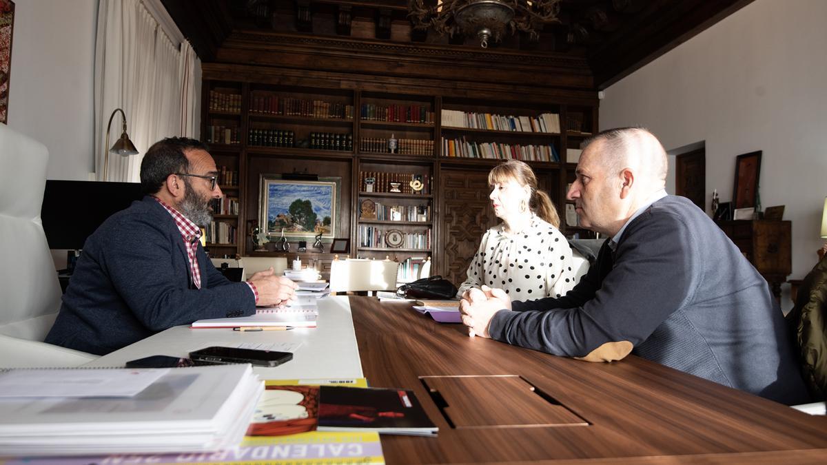 La alcaldesa de Aliseda, Raquel Liberal, en la reunión con Miguel Ángel Morales, presidente de la Diputación de Cáceres.