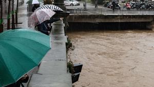 20/01/2026 El río Onyar a su paso por Girona durante el temporal de lluvias e inundaciones que afectan este martes a la capital gerundense. El Ayuntamiento de Girona ha recomendado a sus habitantes que suban a las plantas superiores de aquellas casas que estén ubicadas cerca del río Onyar y cerrar los bajos comerciales ante el temporal de lluvias e inundaciones que afecta a la capital gerundense. SOCIEDAD GLÒRIA SÁNCHEZ - EUROPA PRESS