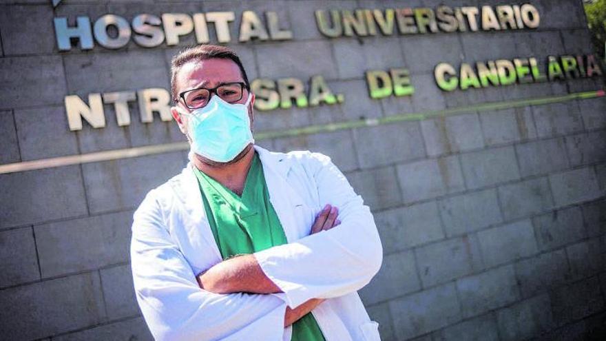 Juan Francisco Espino posa en el exterior del Hospital Universitario Nuestra Señora de Candelaria.