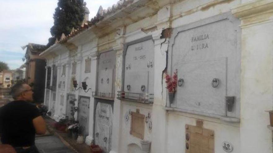 Antelm Ferretjans, responsable del cementerio, muestra un edificio funerario agrietado.