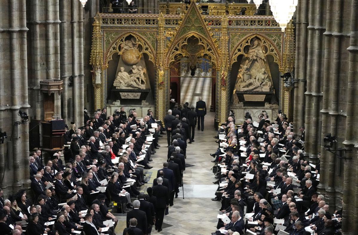 Los invitados toman asiento en la abadía de Westminster para el funeral de Isabel II.