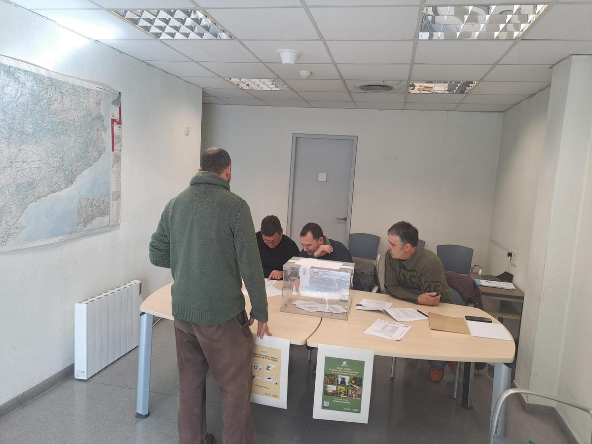 Un pagès votant a la mesa de l’oficina del DARC de Manresa durant un matí electoral força tranquil