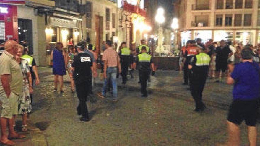 La alcaldesa de Sueca sale escoltada por la policía al ser increpada por taurinos