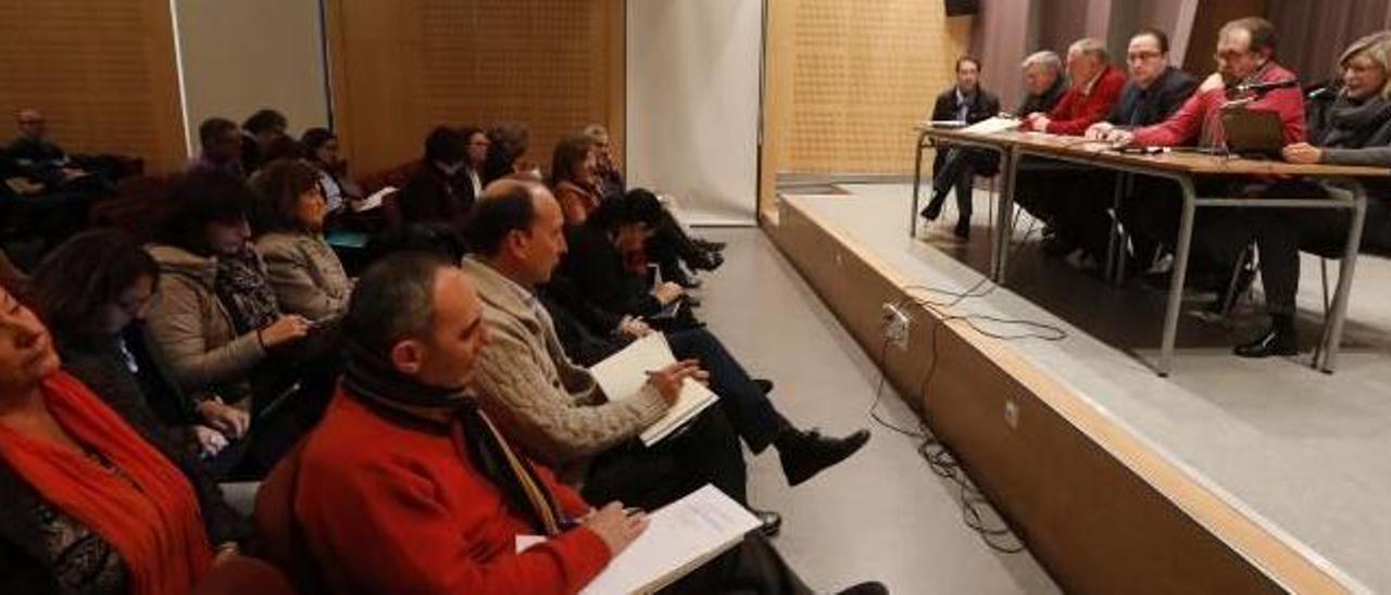 Vista de la asamblea de la Associació de Directors i Directores de Instituts d&#039;Educació Secundària en el IES Lluís Vives de València.