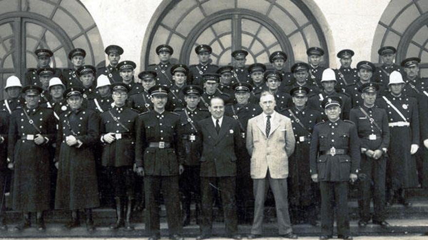 La plantilla de la Policía Municipal a principios de los años 60 encabezada por el  intendente-jefe, Salvador Omil, acompañado en el centro por el alcalde Hevia.  //  Rafa Vázquez