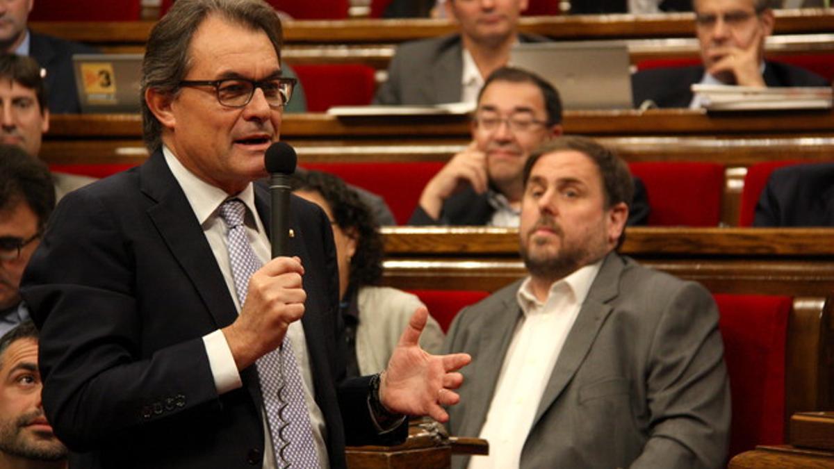 Artur Mas, observado por Oriol Junqueras, durante su intervención en el pleno del Parlament.