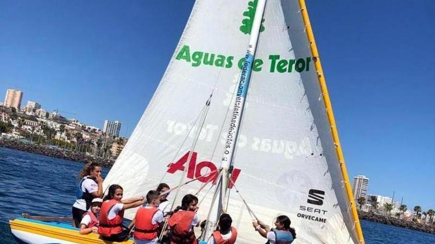 Varios alumnos y alumnas de la Escuela de Vela durante una de las jornadas de aprendizaje