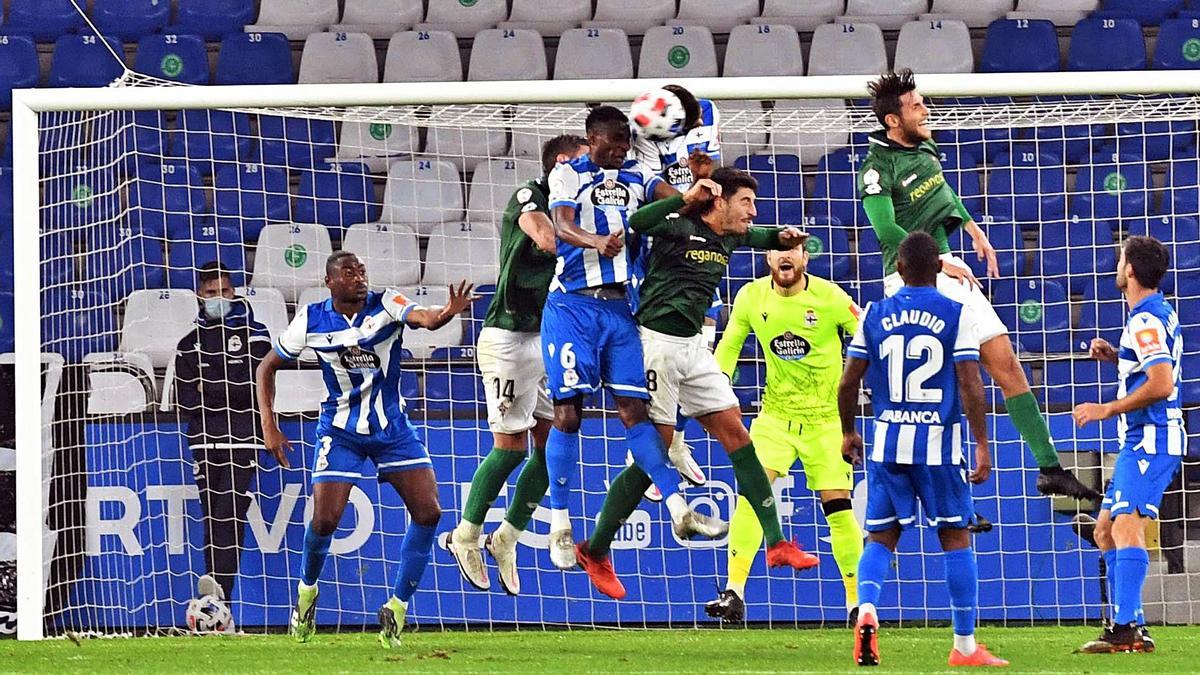 Uche Agbo salta de cabeza con Yeferson Quintana y Fer Beltrán durante el Dépor-Racing disputado en Riazor. |  // VÍCTOR ECHAVE