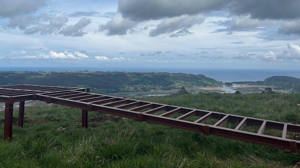 Una vista de la desembocadura de la ría con el nuevo mirador de Cubera en primer término.