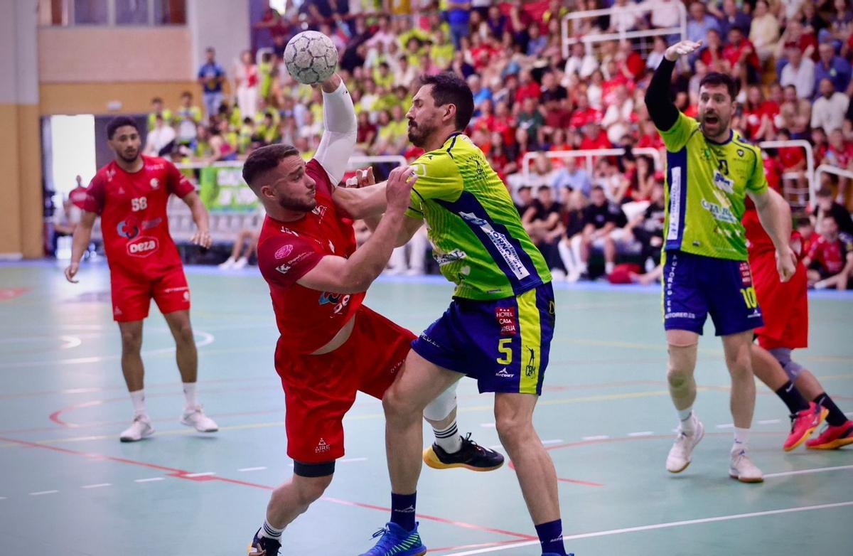 Pedro Castro intenta un lanzamiento.