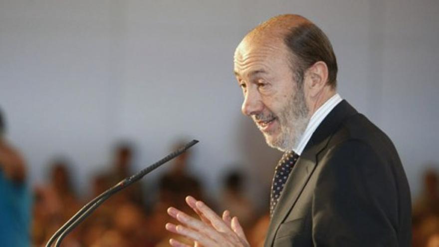 Rubalcaba dice que el PP recortará las ayudas por desempleo