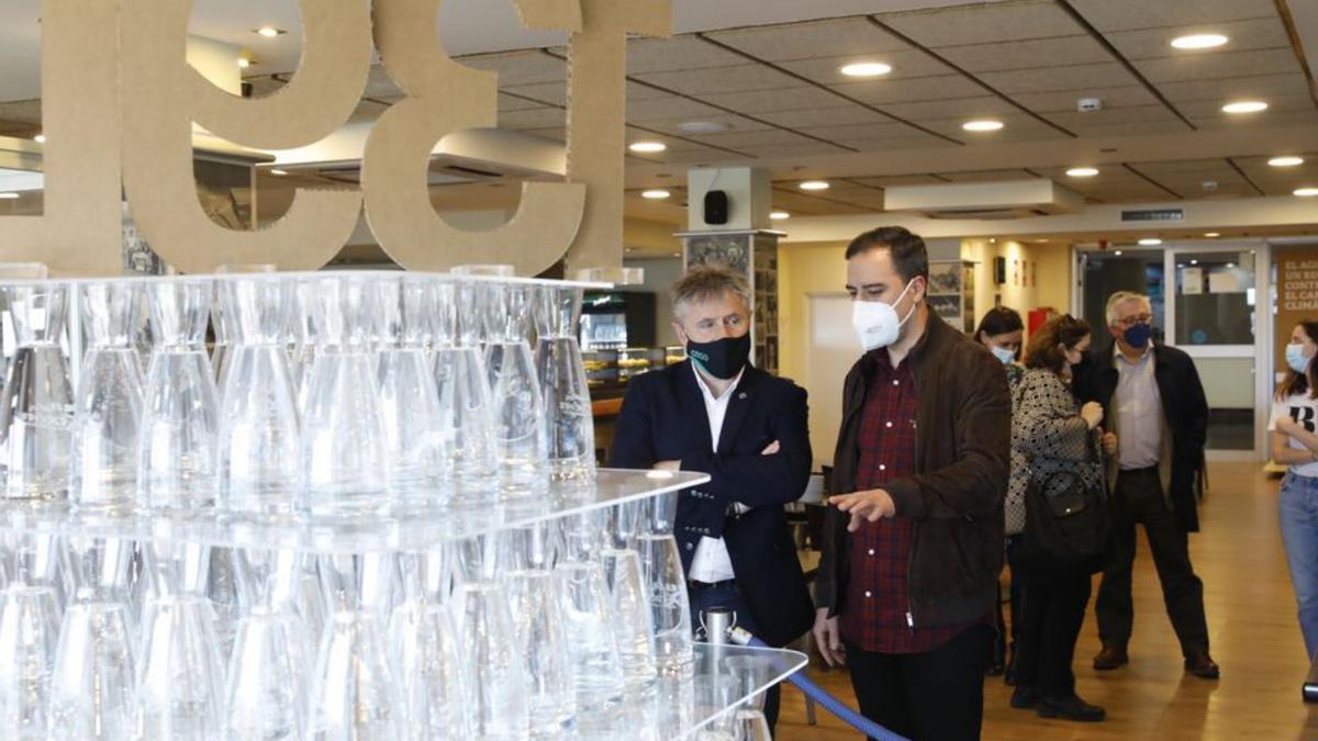 Exposición del Agua. El edil Olmo Ron, a la derecha, visitó ayer la exposición sobre el agua, aprovechando el Día Mundial, instalada en el Club de Natación Santa Olaya, junto a su presidente, Enrique Plaza. |  | MARCOS LEÓN