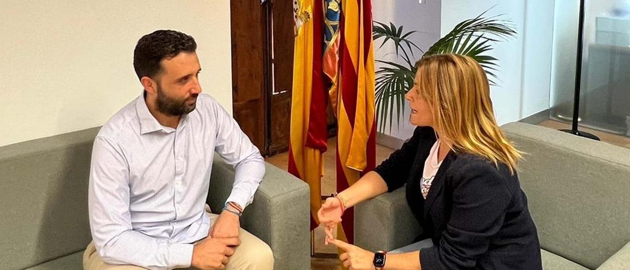 El alcalde, durante la reunión con la delegada del Gobierno.