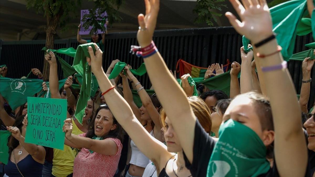 Manifestantes a favor de legalizar el aborto, ante la embajada de Argentina en Madrid.