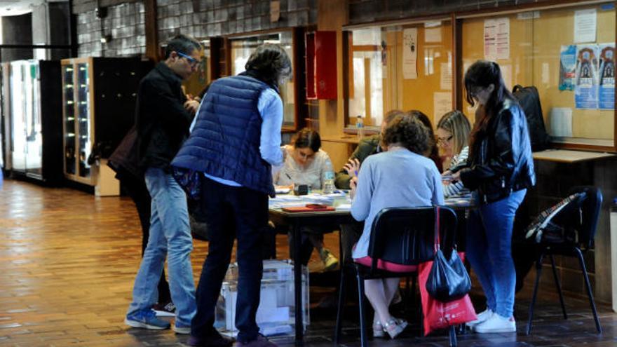 Mesa electoral en la ULL.