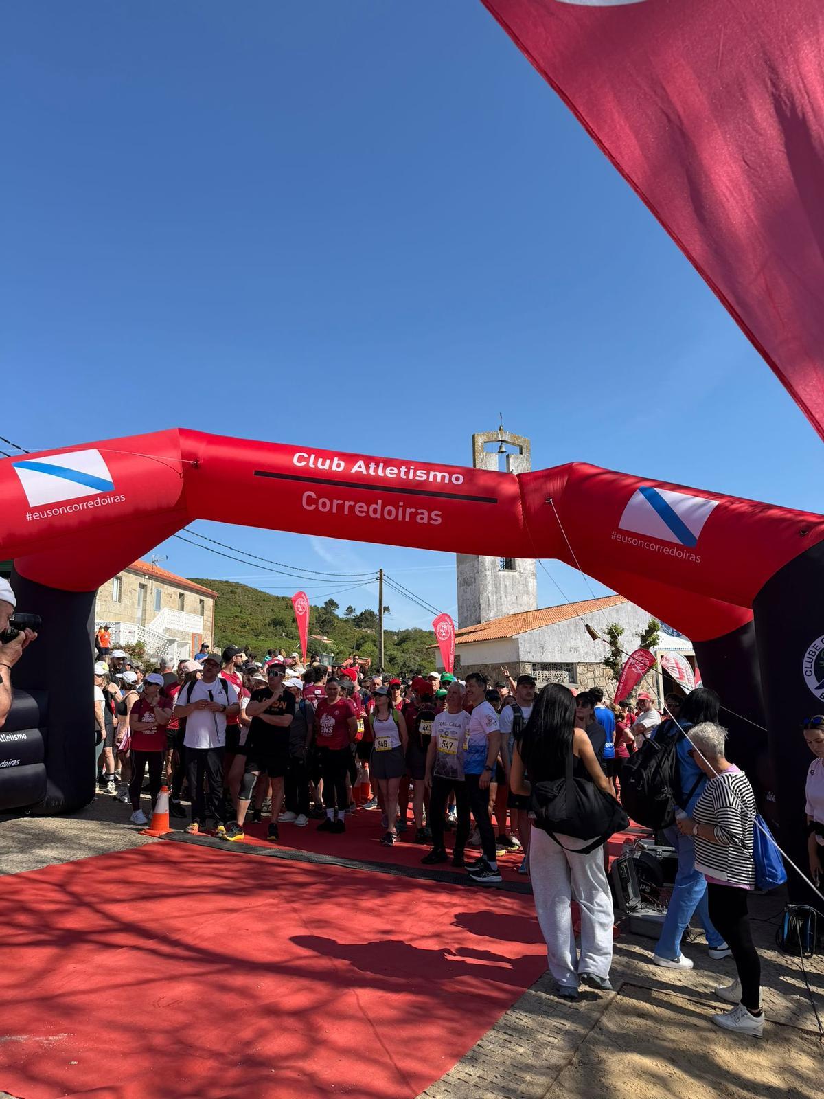 Los participantes en la carrera momentos antes de darse la salida.