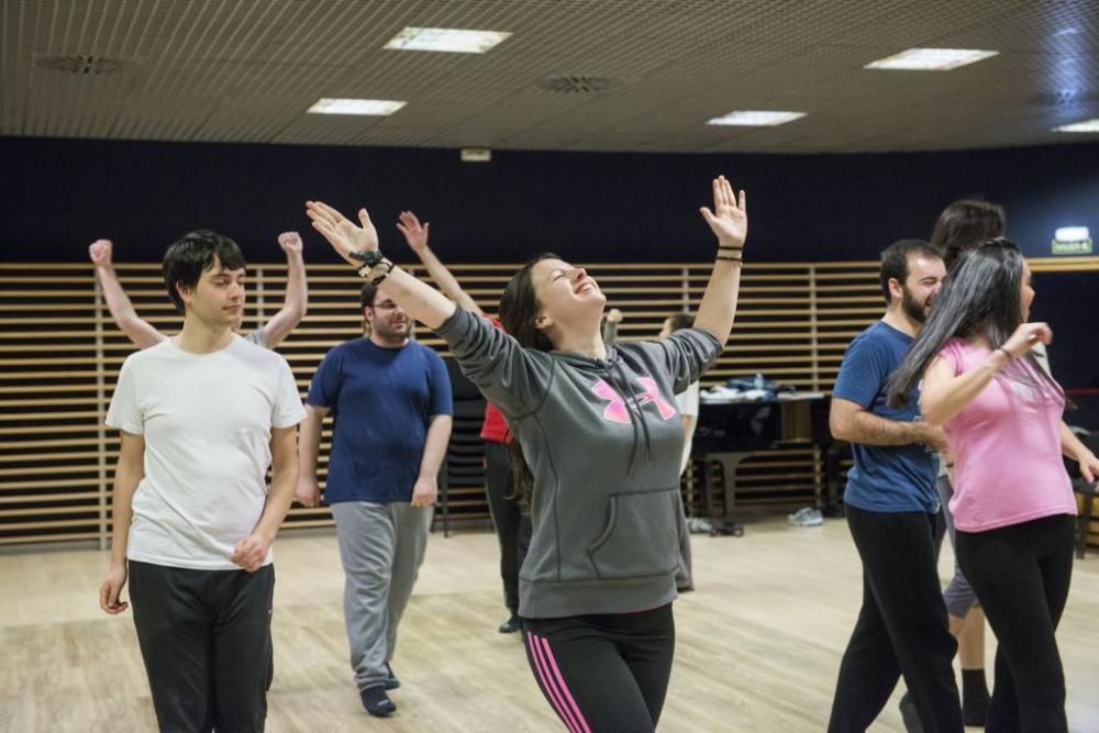 Sesión de expresión corporal en los ensayos del Joven Coro de la Fundación Princesa de Asturias