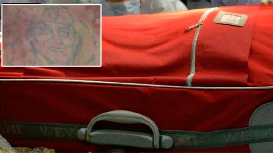 La maleta en la que fue hallado el cuerpo. En el recuadro, el tatuaje por el que la víctima fue reconocida |