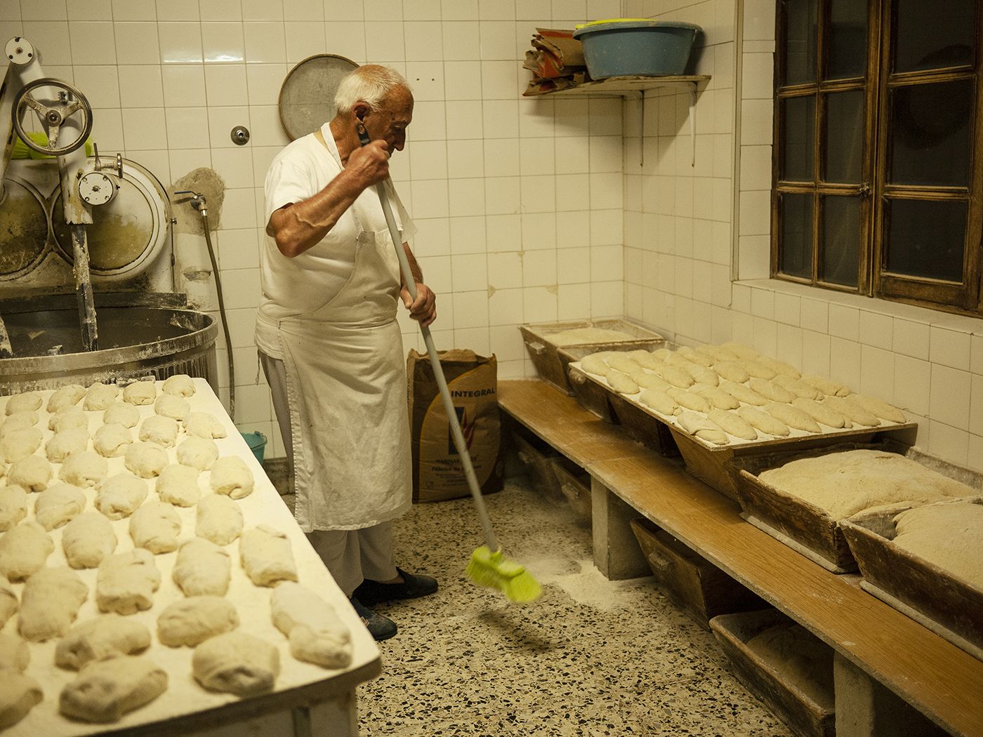 De faena, en la panadería “As Travesas” de Cee