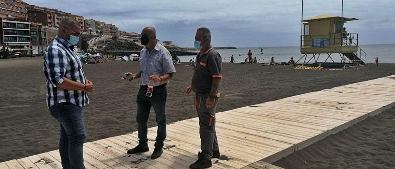 Nuevas pasarelas instaladas en la playa de Melenara. | | LP/DLP