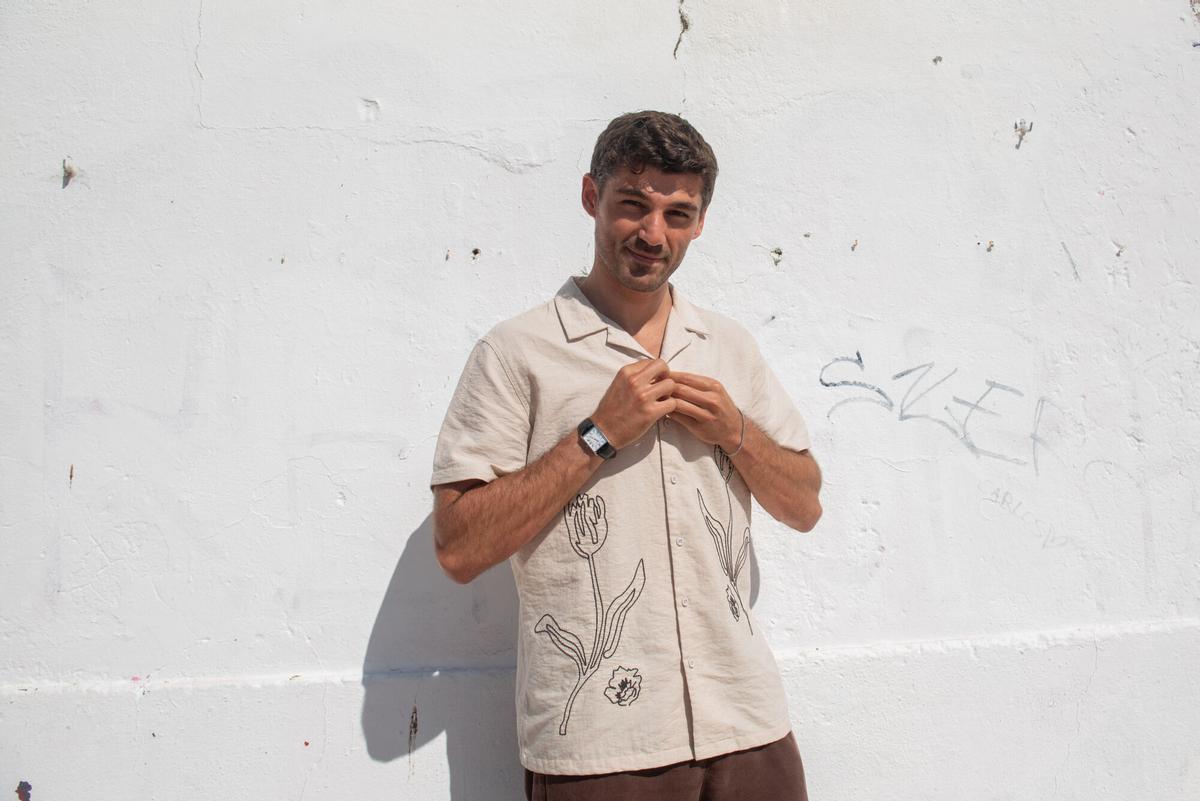 Anselmo Menéndez, el modelo de Monte Alto, posando con una camisa de Maison Montē.
