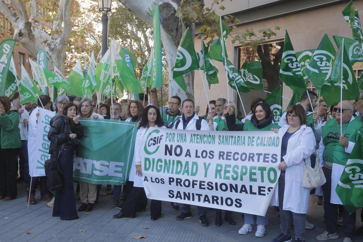 Protesta de sanitarios frente a la Conselleria en Valencia para exigir la jornada laboral de 35 horas.