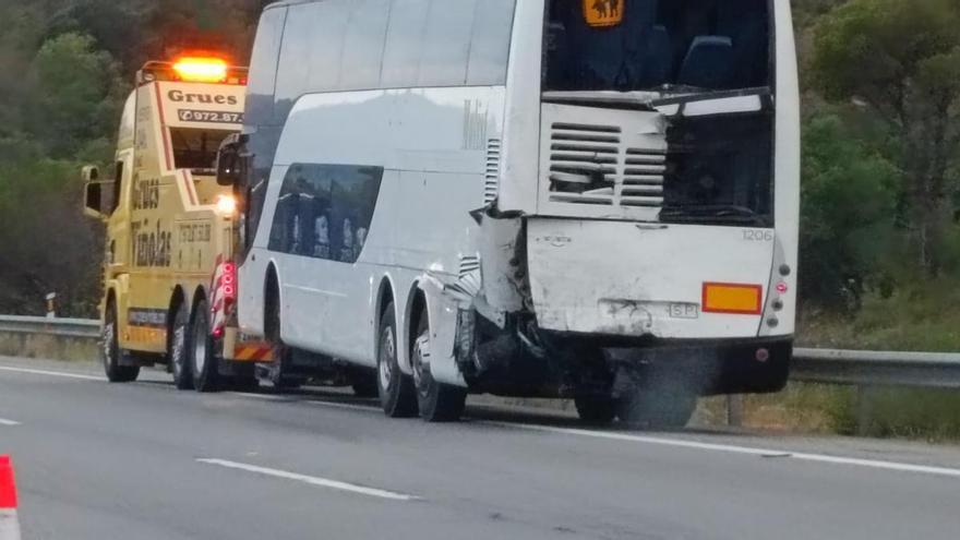 Un xoc entre un bus escolar i un camió deixa un monitor en estat crític a Maçanet