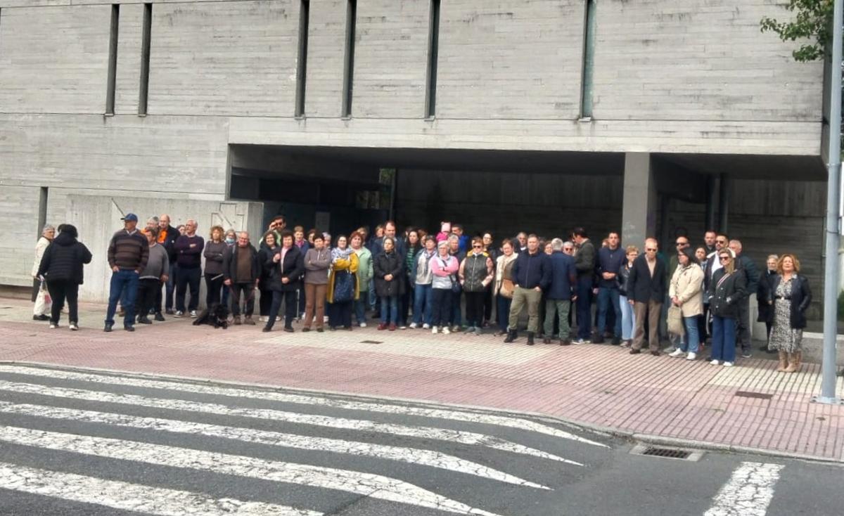 Algunos de los vecinos y munícipes concentrados este sábado ante el centro de salud de Sigüeiro, Oroso