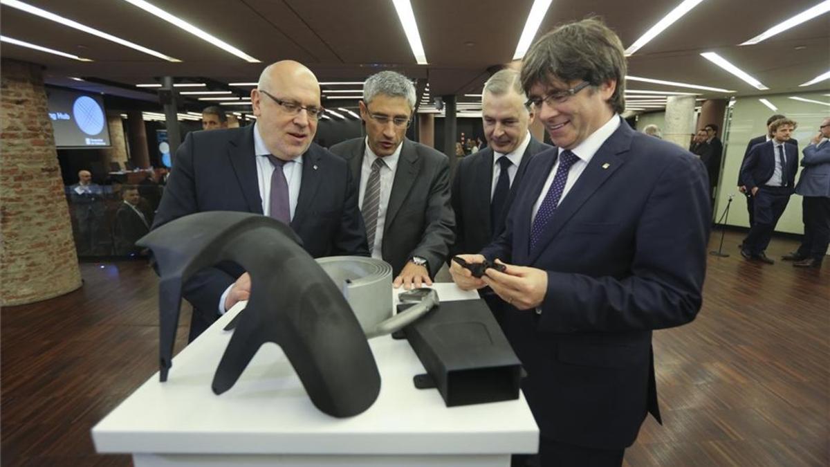 De izquierda a derecha, el conseller Jordi Baiget; el director general de HP 3D Print, Ramon Pastor; Víctor Escobar, director general de Renishaw, y el 'president' Carles Puigdemont, antes de la presentación del Hub de impresión 3D.