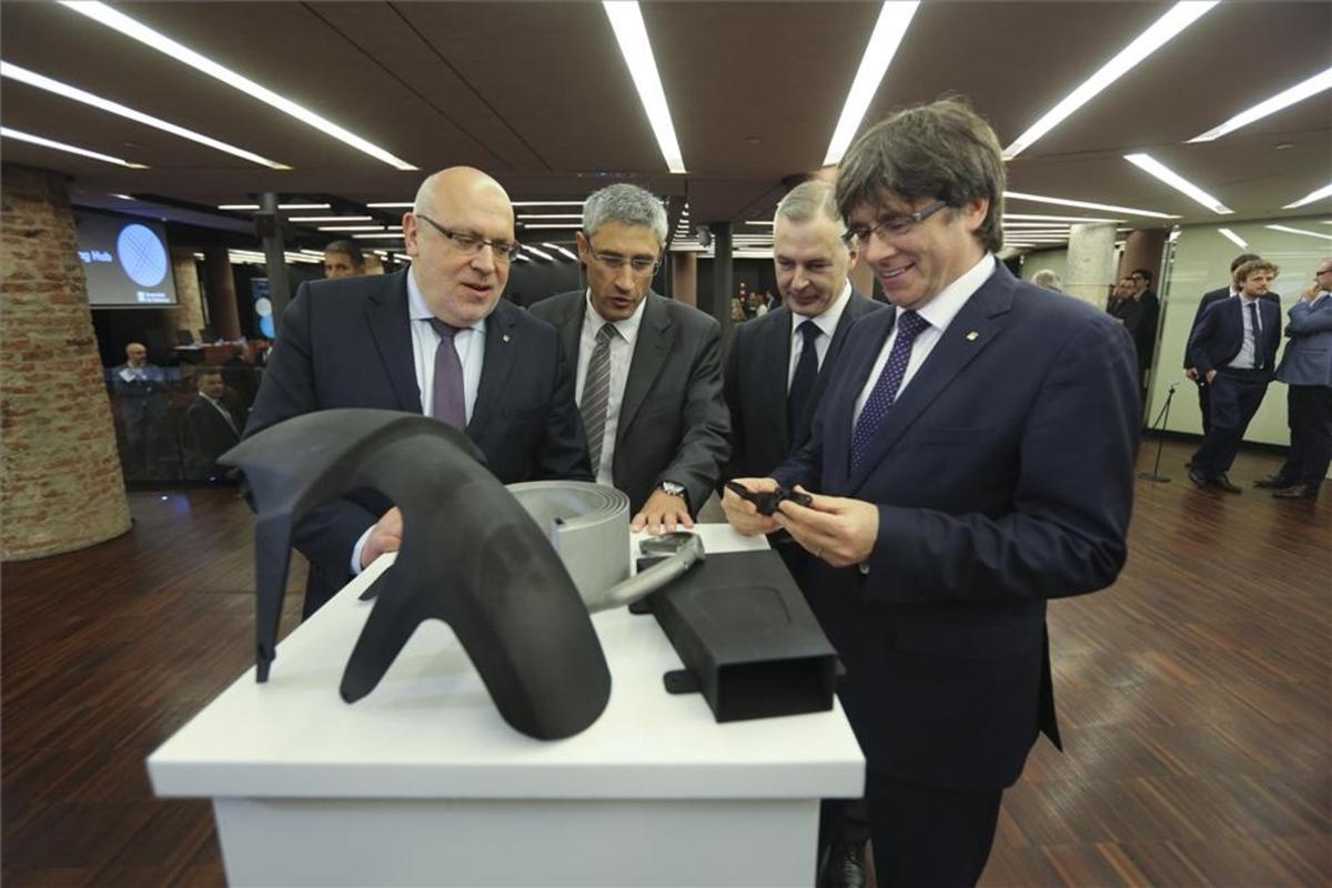 De izquierda a derecha, el conseller Jordi Baiget; el director general de HP 3D Print, Ramon Pastor; Víctor Escobar, director general de Renishaw, y el 'president' Carles Puigdemont, antes de la presentación del Hub de impresión 3D.