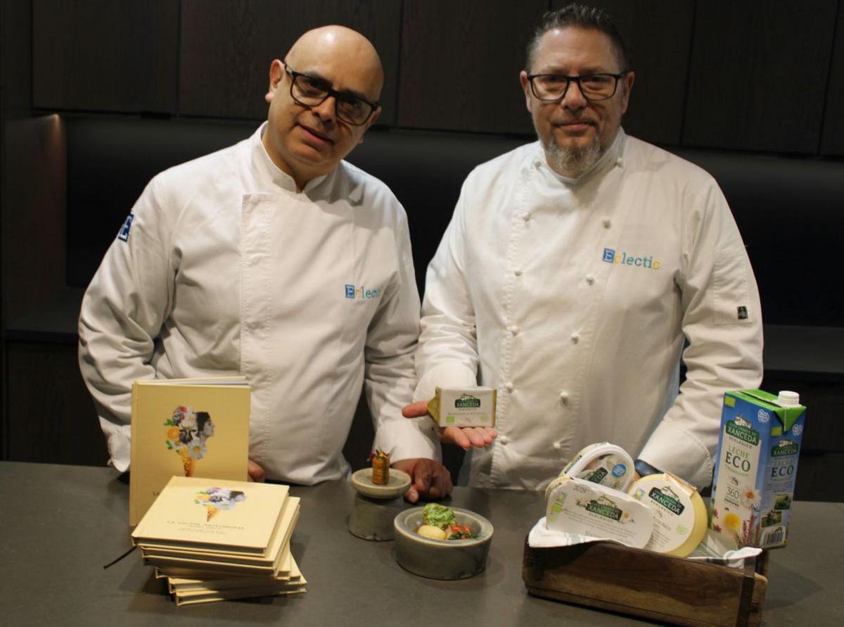 Los chefs de Eclectic posan con el libro y con productos de la Casa Grande.   | // LOC