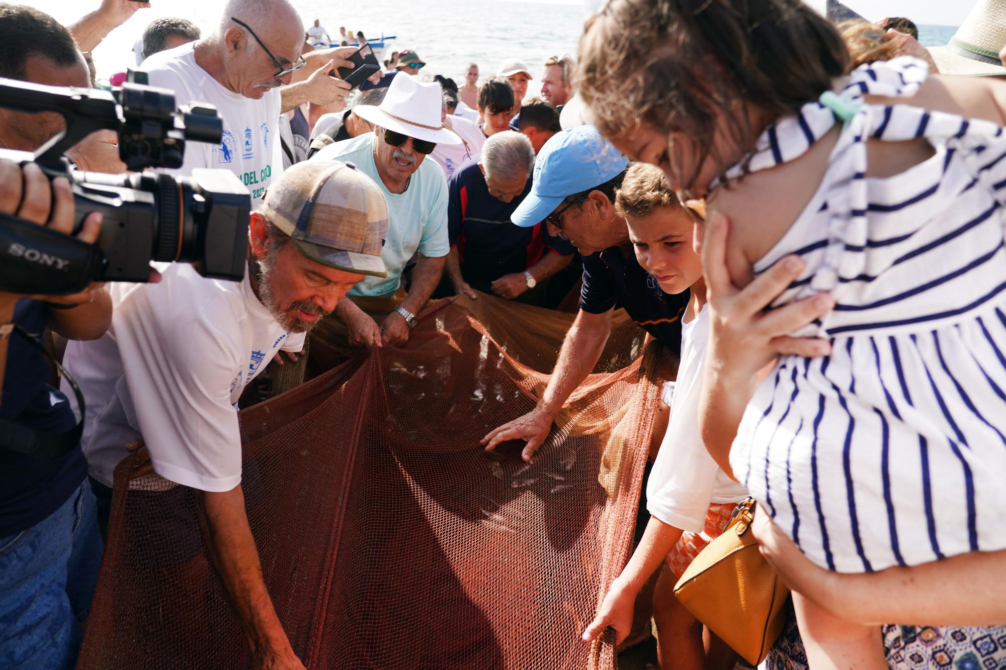 Marengos recrean el tradicional arte pesquero de la 'Tirada del Copo' en Fuengirola